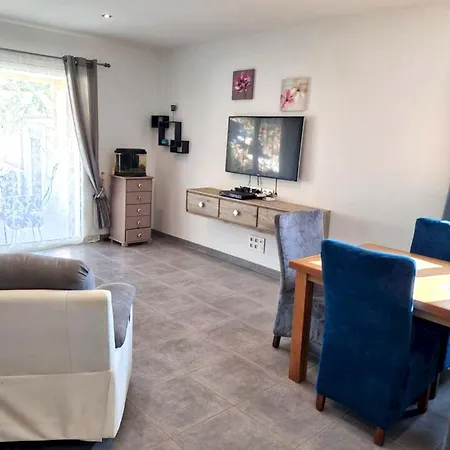 De 3 Avec Piscine Privee Jardin Clos Et Wifi A Apartmán